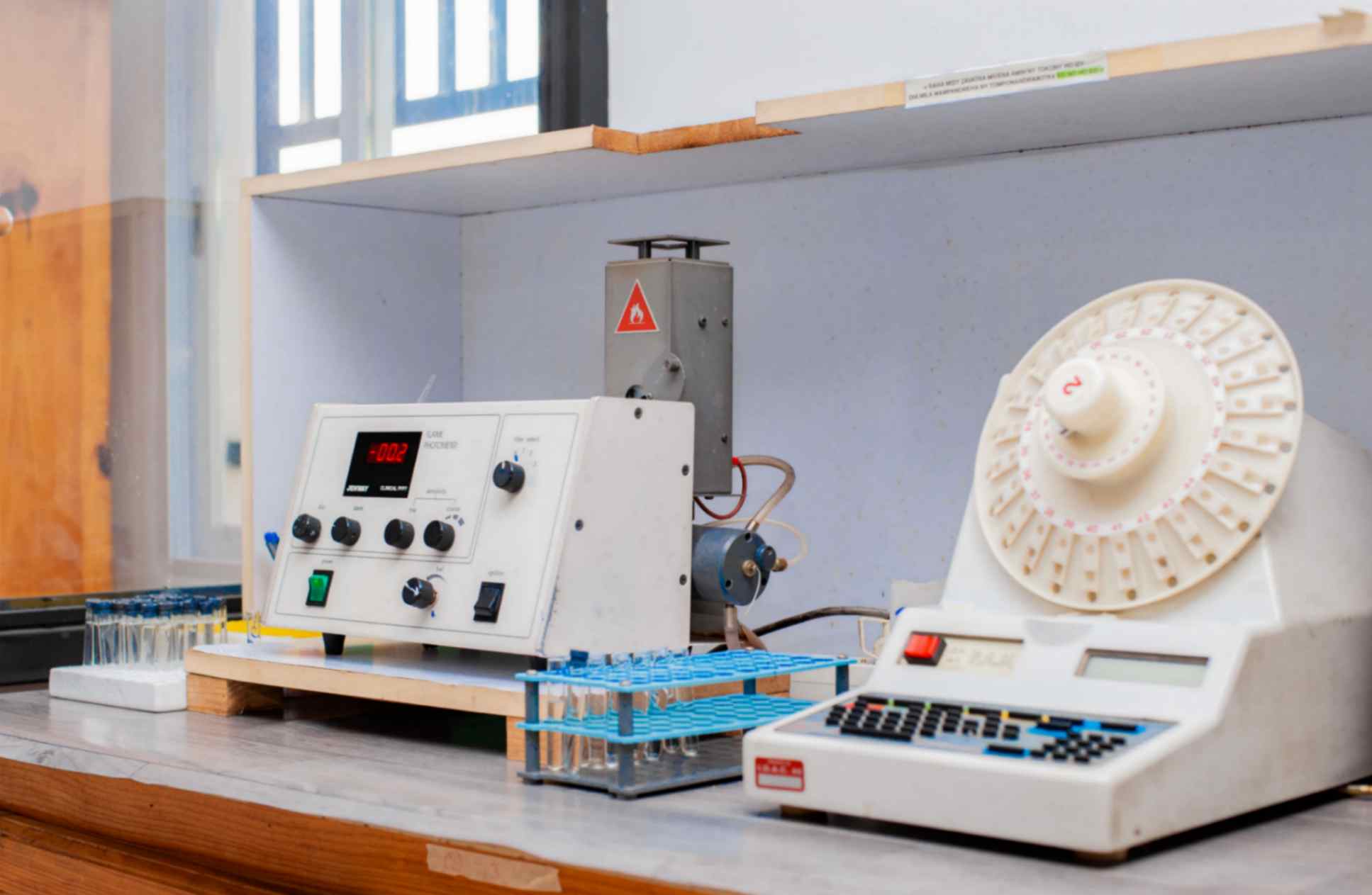 Spectrophotomètre flamme Jenway PFP7 + Agitateur rotatif à rouleau de sang mélangeur de sang classique équipement de laboratoire.