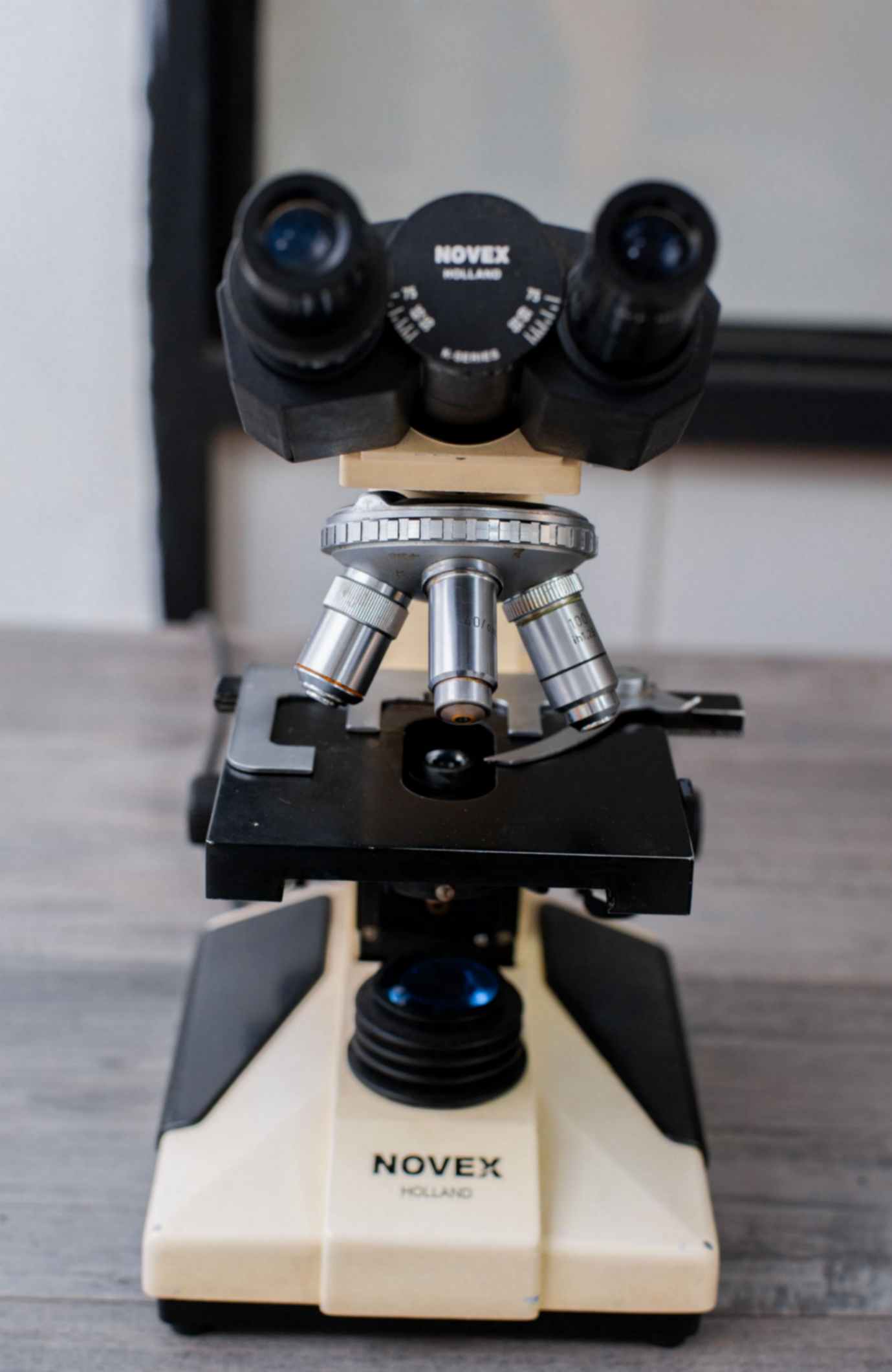 Microscope optique binoculaire.