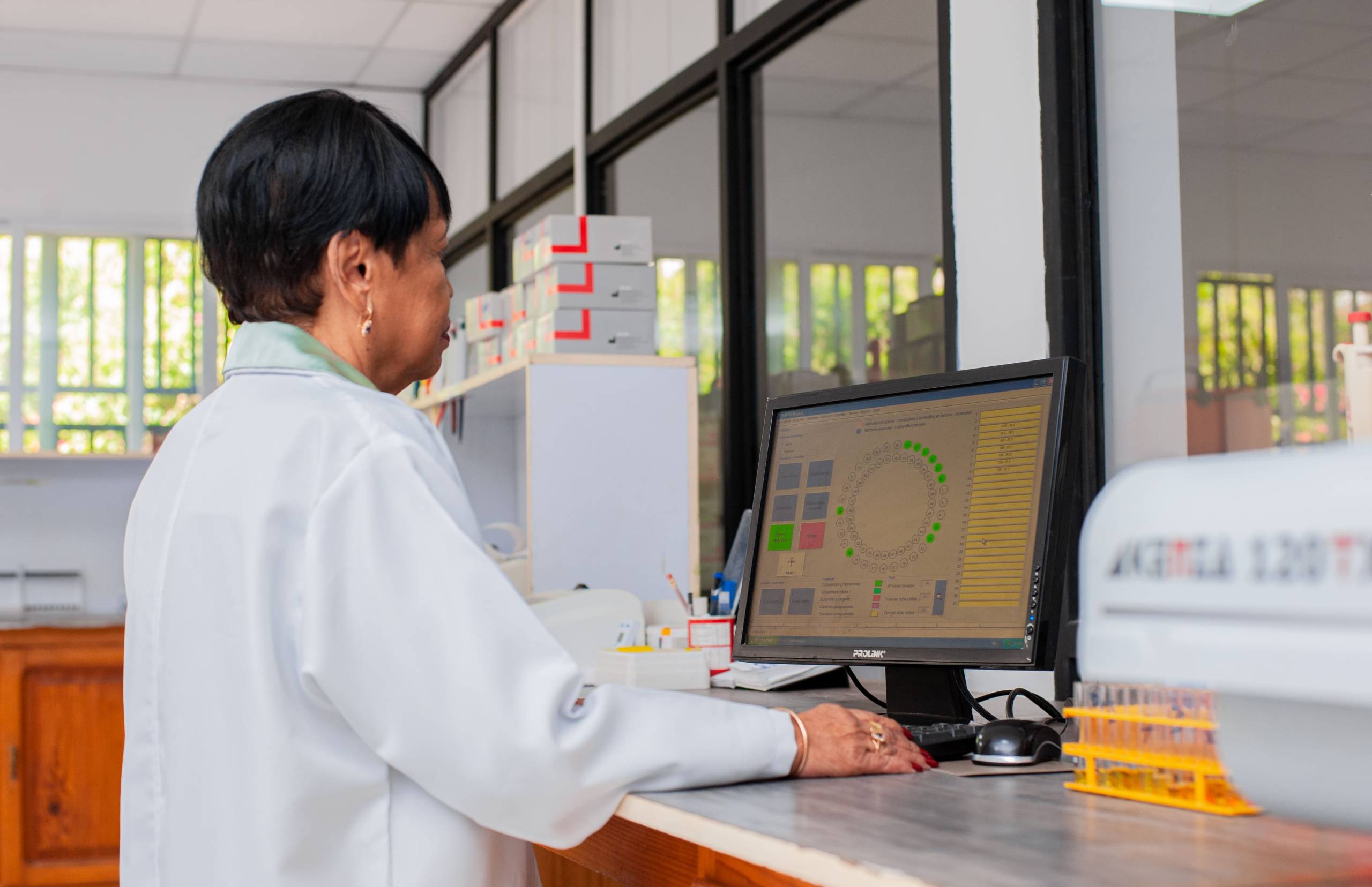 Médecin biologiste en laboratoire d'analyse.