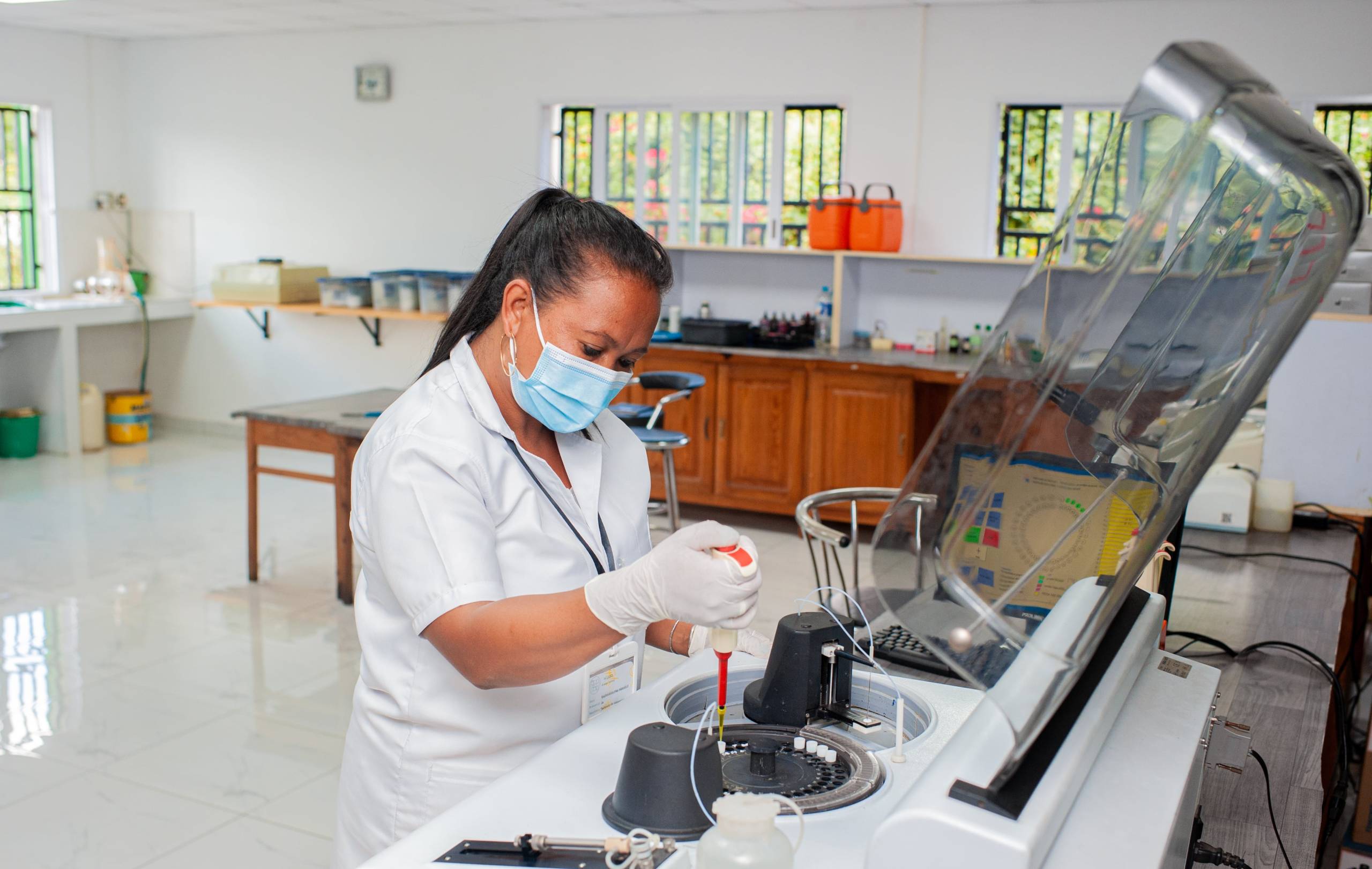 Un médecin de Health Labo réalisant une analyse automatisé de biochimie avec un équipement médical.