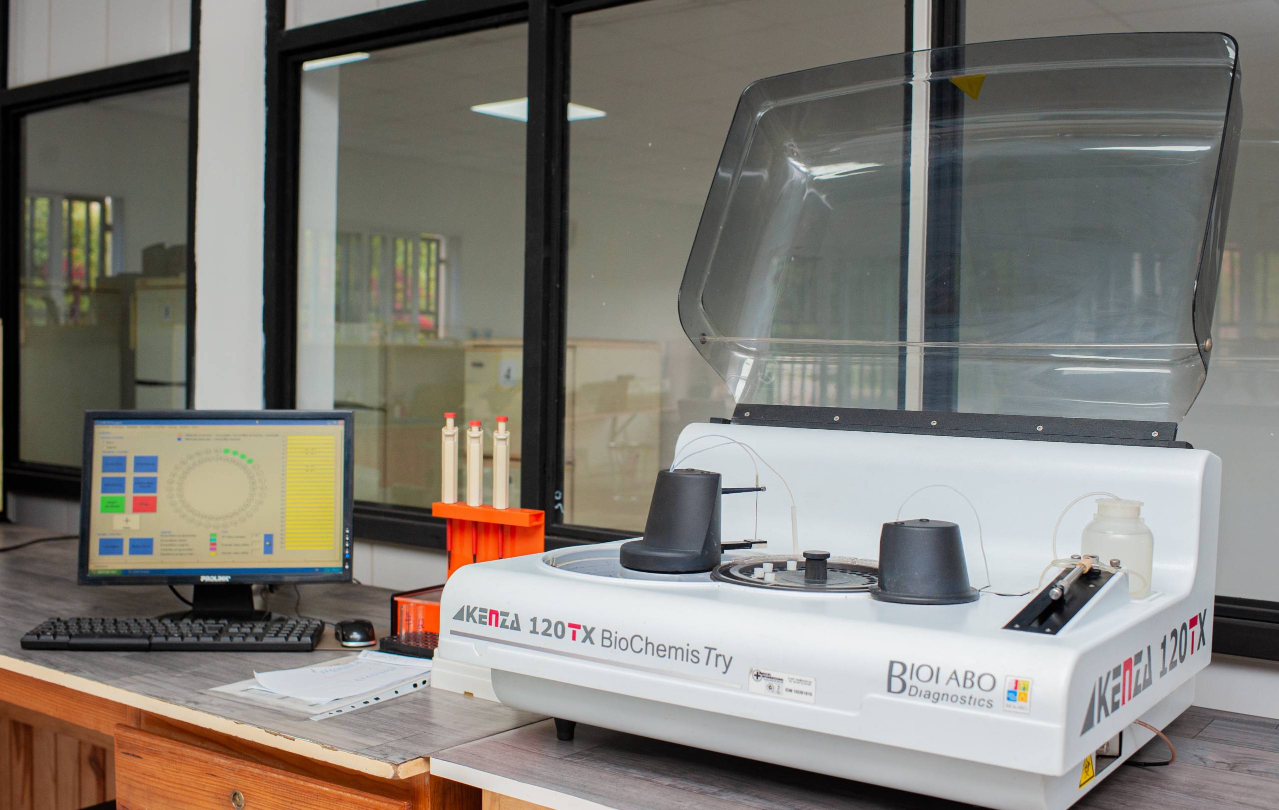 KENZA 450 TX / KENZA 450 ISE analyseur automatisé de biochimie. Compact et pratique.