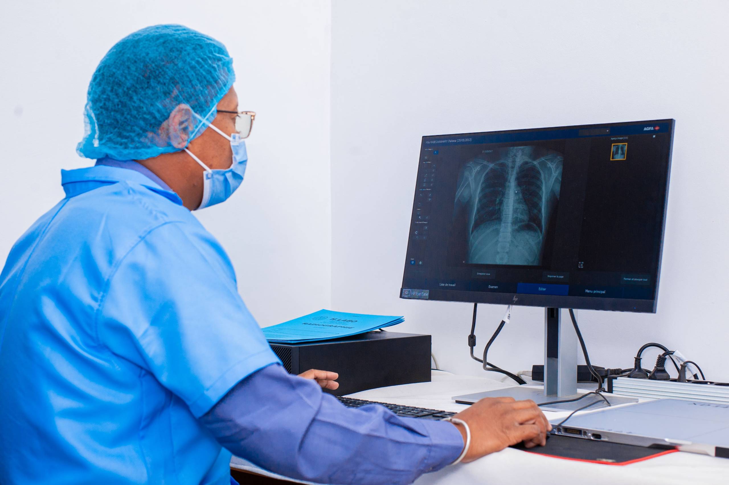 Médecin réalisant un radiographie.