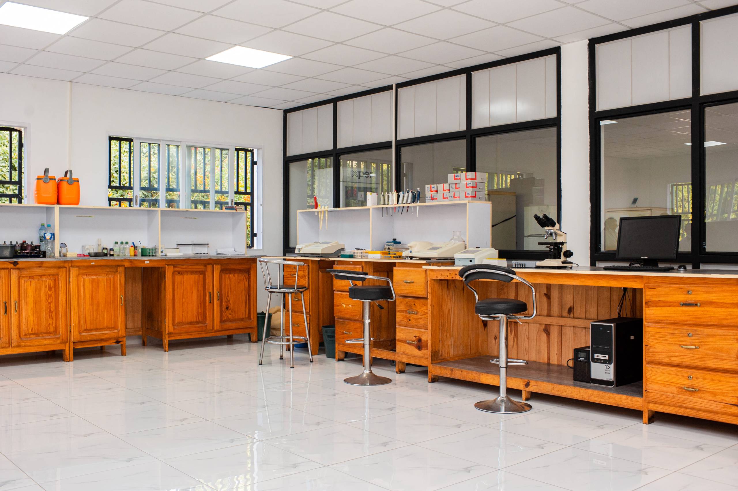 Bureau moderne HEALTH LABO
